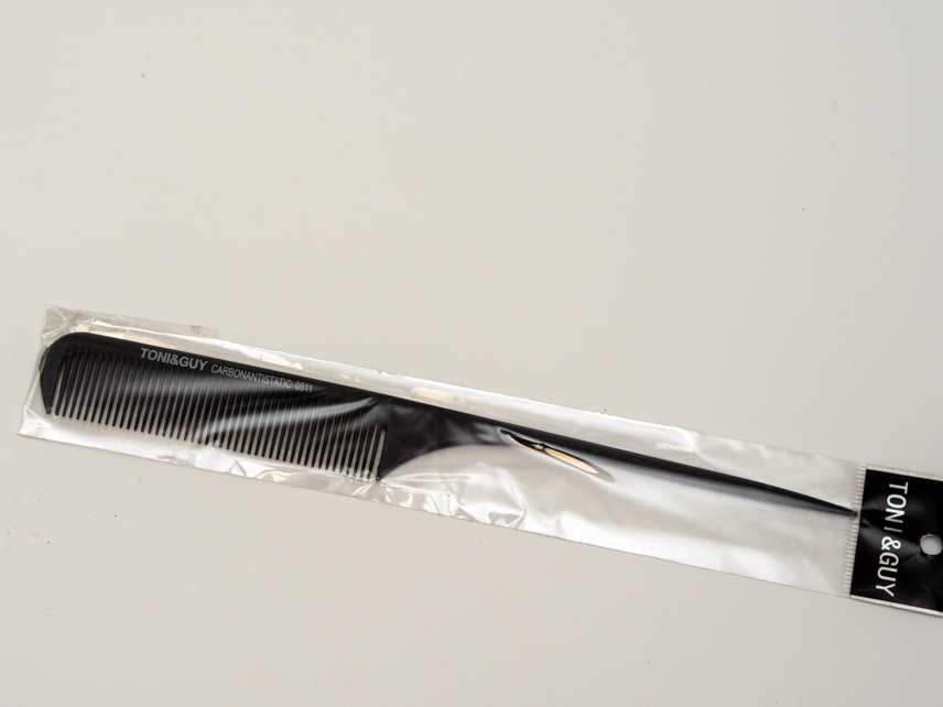 TONI&amp;GUY PEIGNE A QUEUE CARBON          F